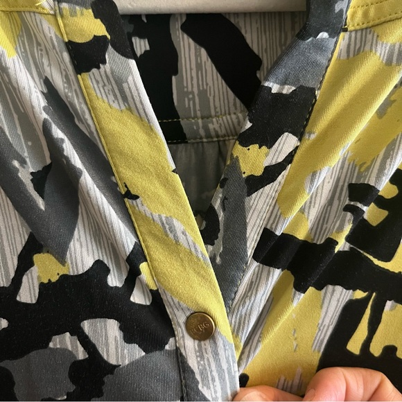 BCBGMaxAzria Button Down Abstract Vee Neck Top Size Small Yellow/Black - Picture 5 of 9